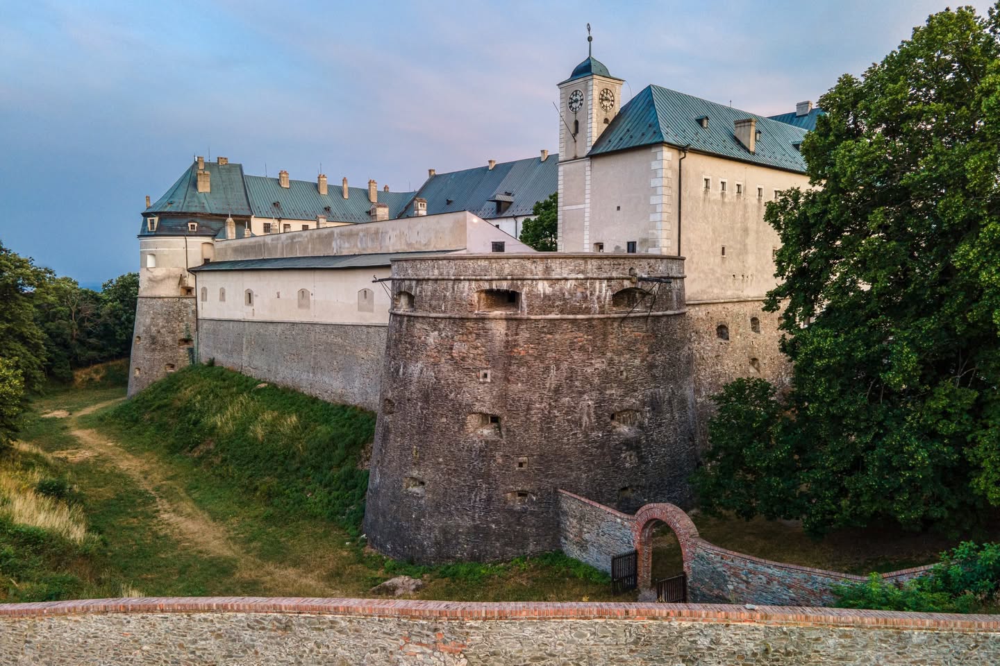 Hrad Červený Kameň – perla Malých Karpát s dušou histórie, obchodu a umenia