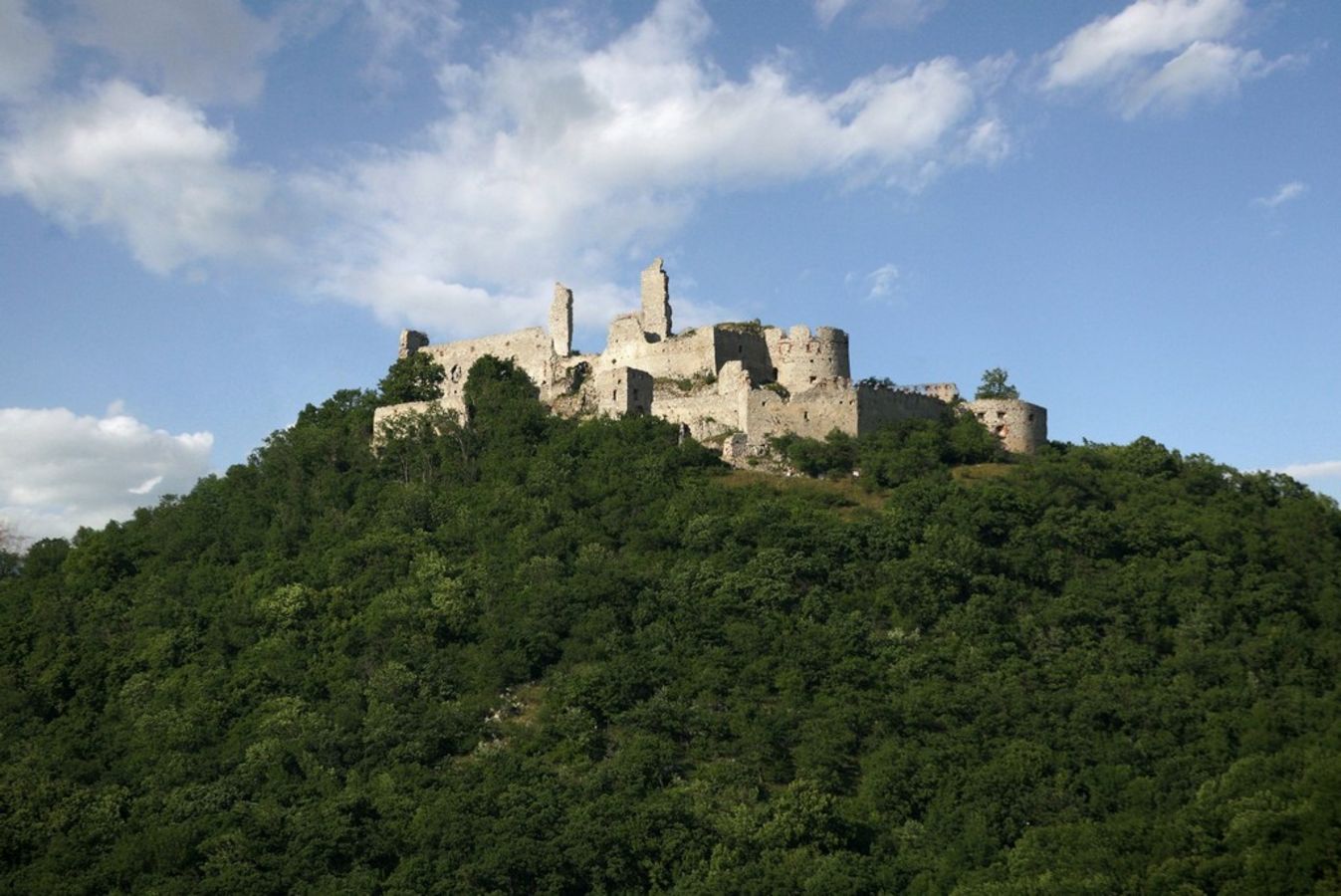 2 TIPY kam s deťmi cez jarné prázdniny na Záhorí: JASKYNIARI A HRADNÍ PÁNI